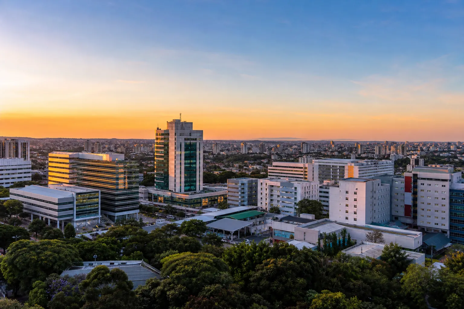 Skyline de Campinas SP com hospitais e cobertura de planos de saúde na Região Metropolitana