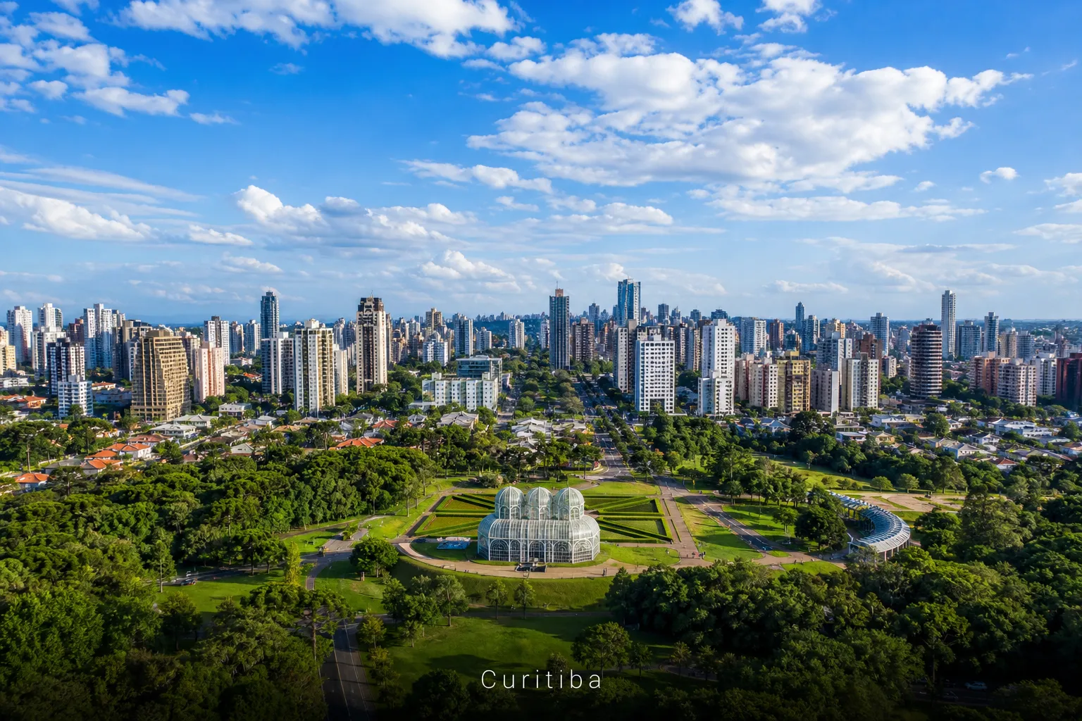 Skyline de Curitiba SP com hospitais e cobertura de planos de saúde na Região Metropolitana